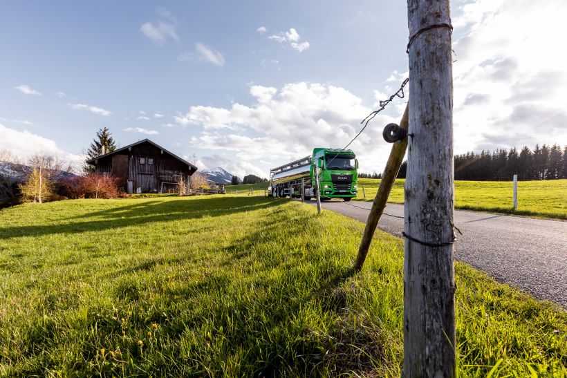 Werbeshooting für Fahrzeughersteller im Allgäu - MAN Lkw Milchtransport unterwegs auf den Bergen mit einer Almhütte