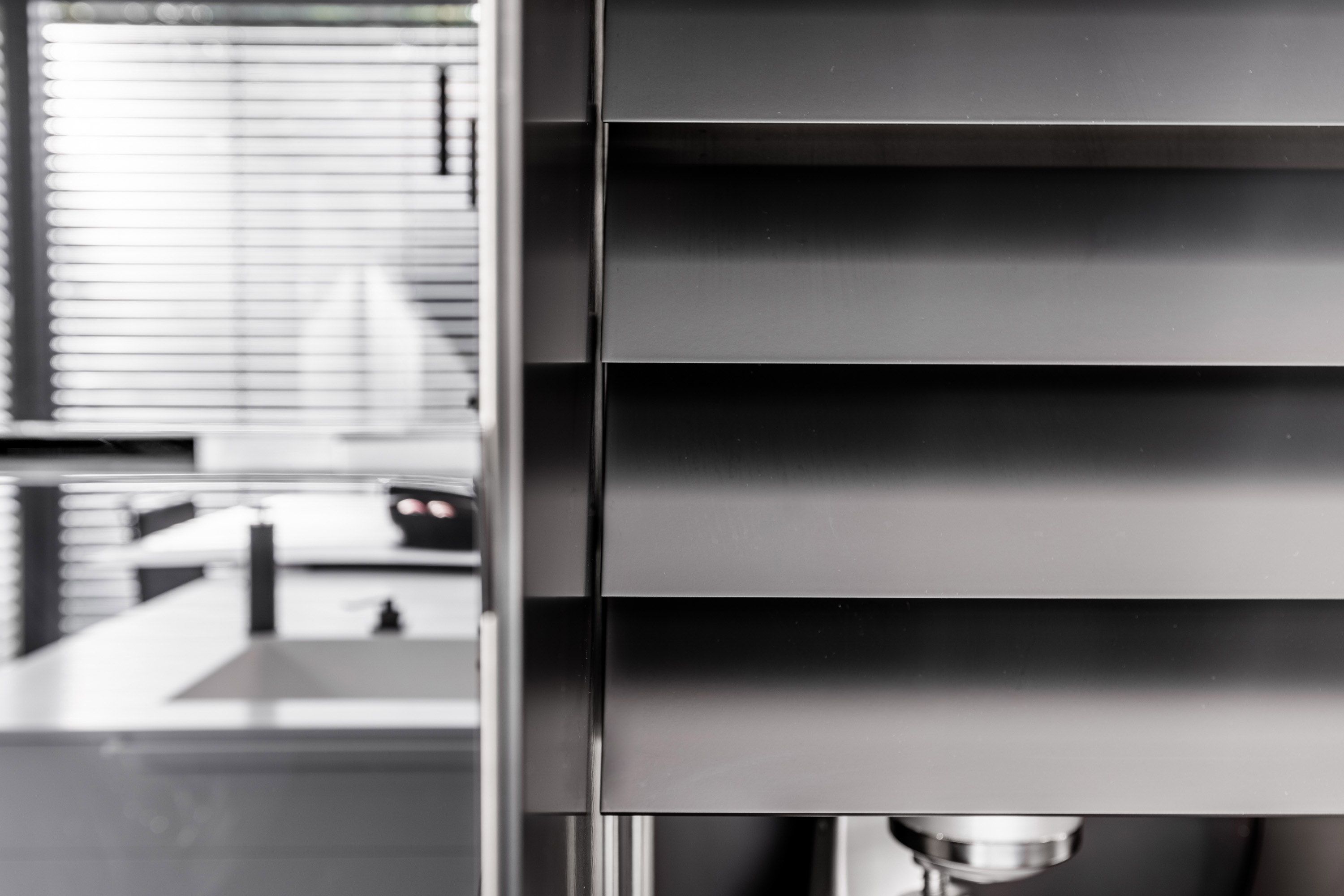 Interior-Detailaufnahme einer Designküche in Schwarz-Weiß – Content-Produktion für hochwertige Möbelmarken