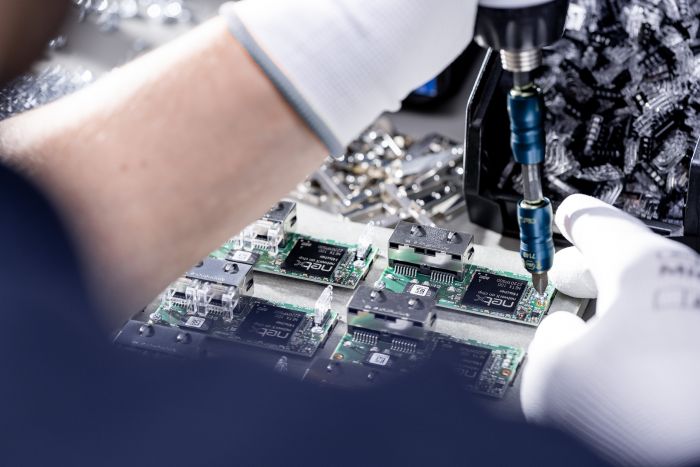 Werbefotografie in Frankfurt - Detailaufnahmen von Netx Chips auf Speicherkarten bei der Montage mit einem Schraubendreher