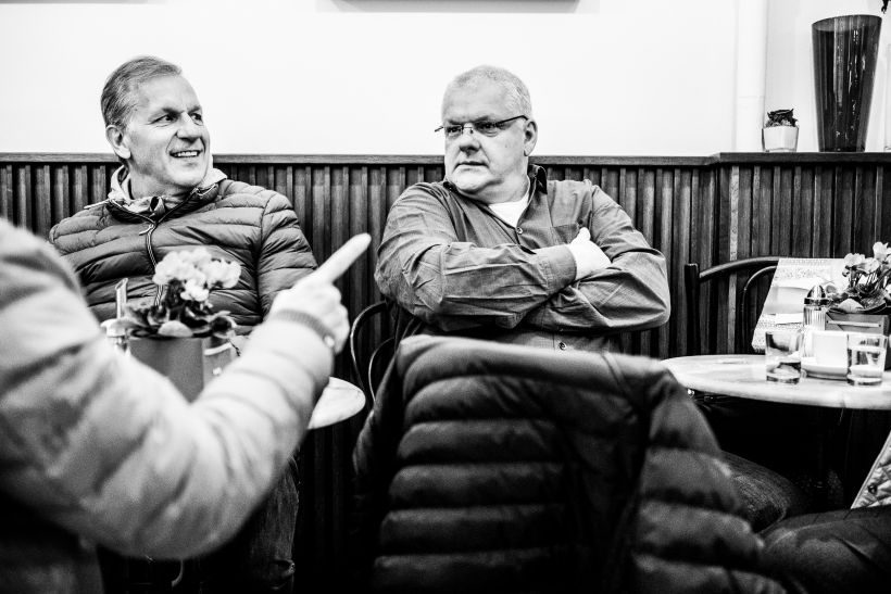 Fotoreportage für Social Media & PR Content Gruppe sitzt im Kaffee wacker und unterhält sich