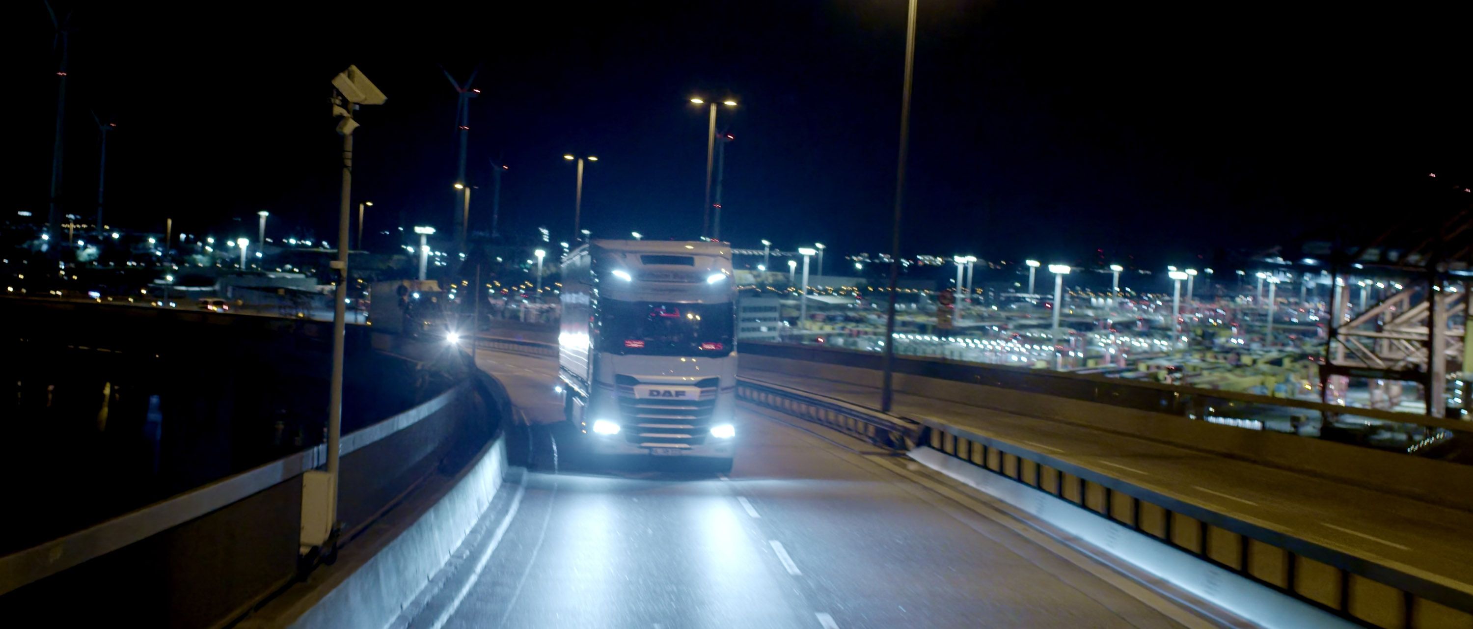 Filmproduktion bei Nacht in Hamburg - Car 2 Car Rolling Shot mit einem DAF LKW auf der Köhlbrandbrücke