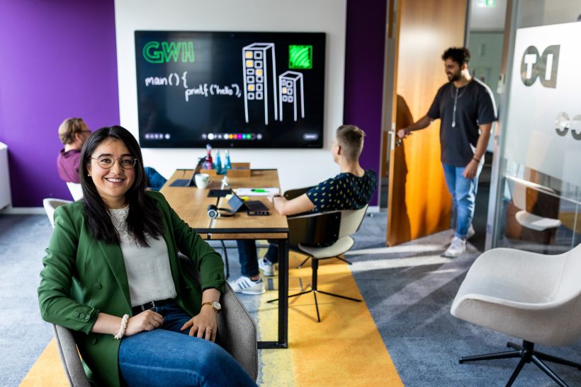 Cooles Büro im Sonnenlicht mit Mitarbeitern in Frankfurt bei Fotoshooting