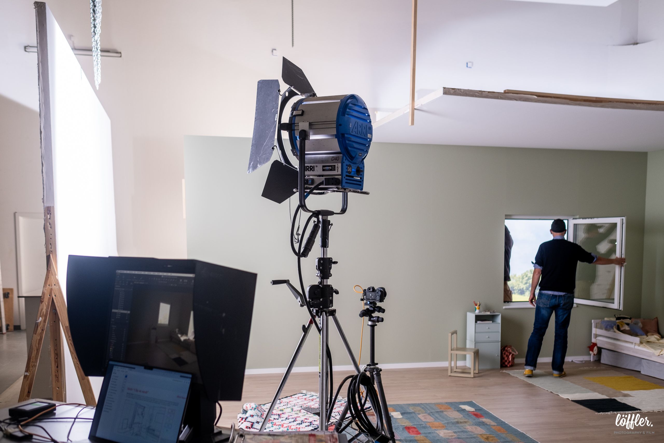 Studioaufbau für Contentproduktion in Hamburg studio mit Lampen, Reflektor und  Kinderzimmer.