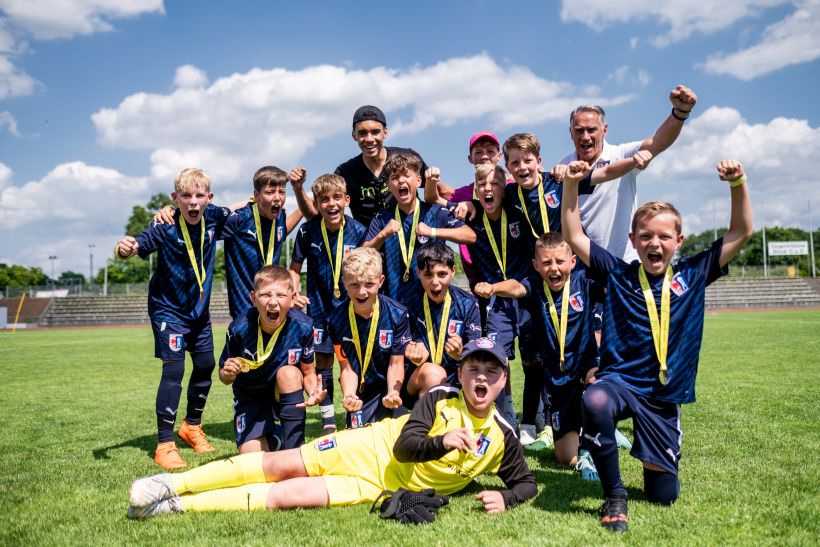 Teamfoto mit SIegerteam beim Fussball mit Jamal Musiala