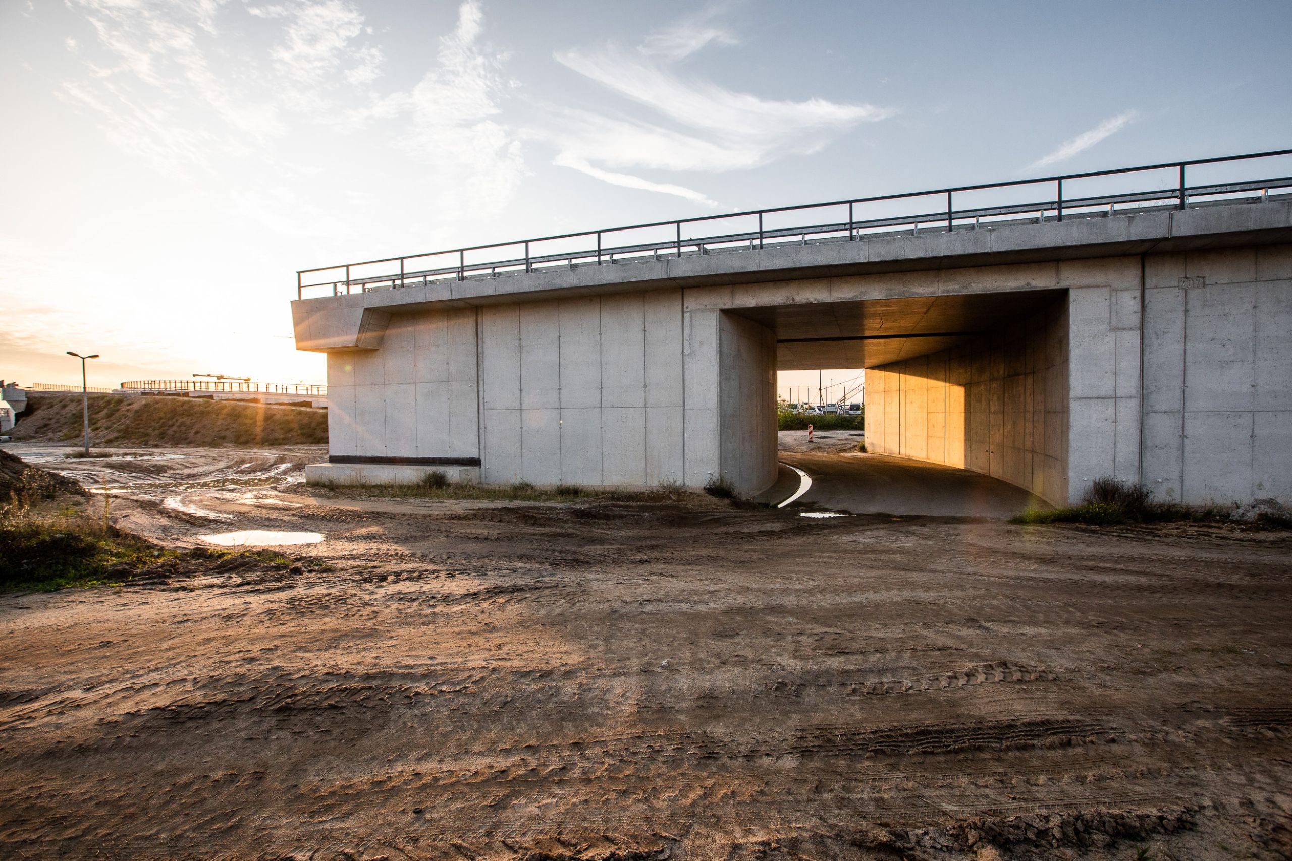 Tiefbau Terminal 3 Frankfurt – Betonbrücke bei Sonnenuntergang