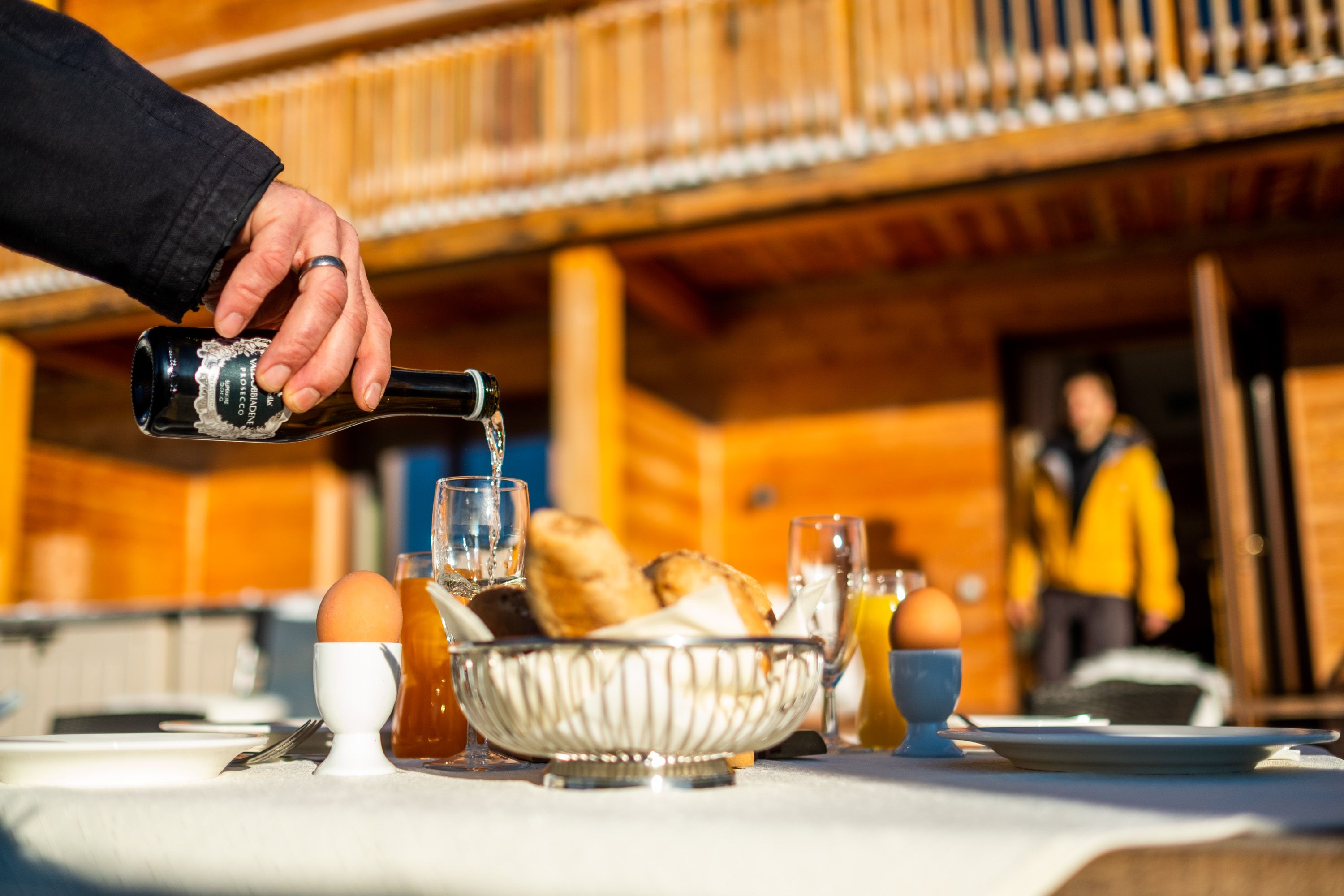 Champagnerausschank beim Frühstück – Premium-Content für Hotelmarketing