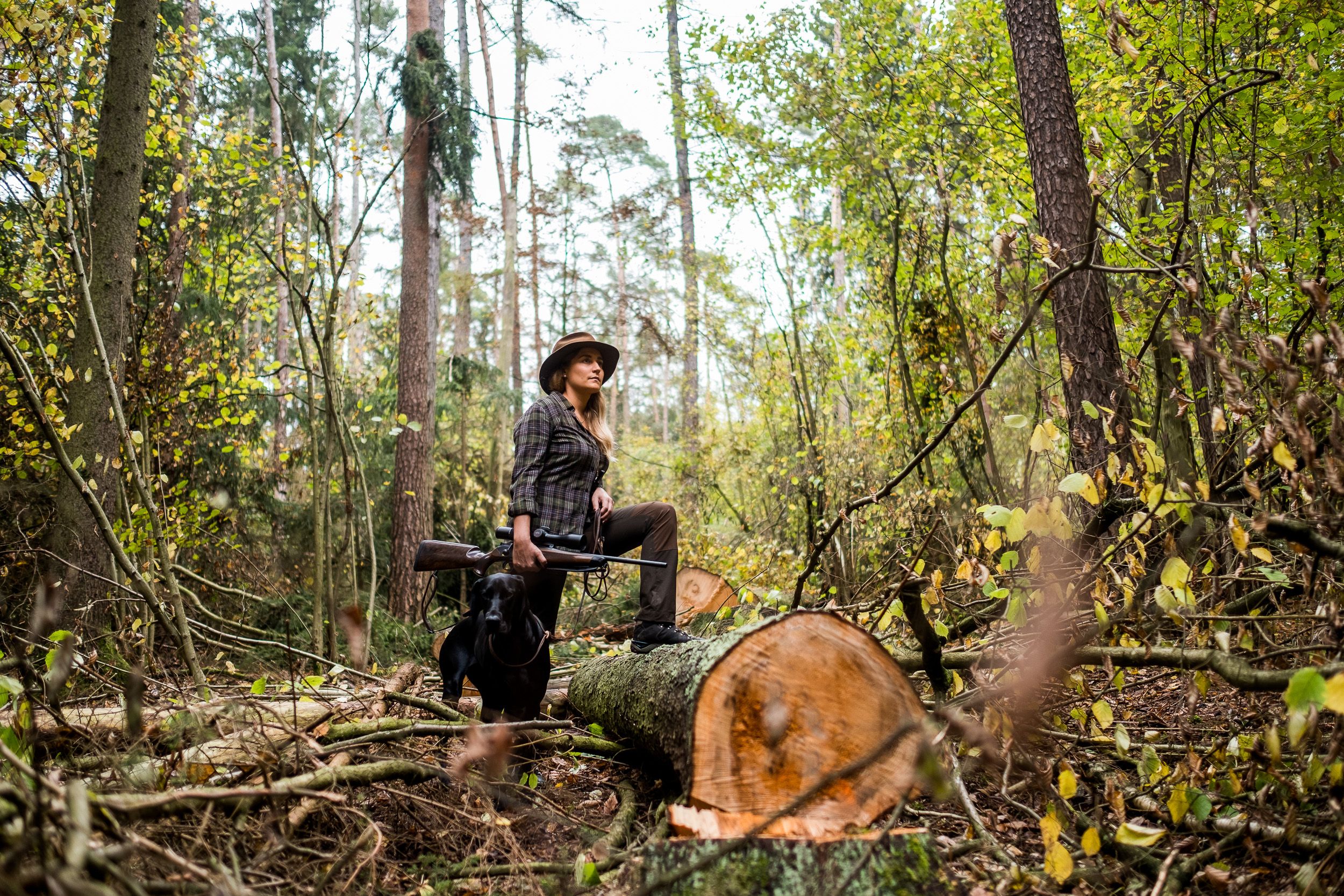 Lisa Müller mit Hund  und Blaser R8 bei Werbefotoshooting von Steffen Löffler Werbefotograf