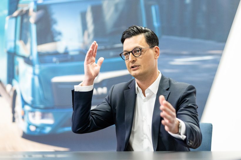 Echtes Portrait bei einer Pressekonferenz eines Mitarbeiters von MAN Bus & Truck