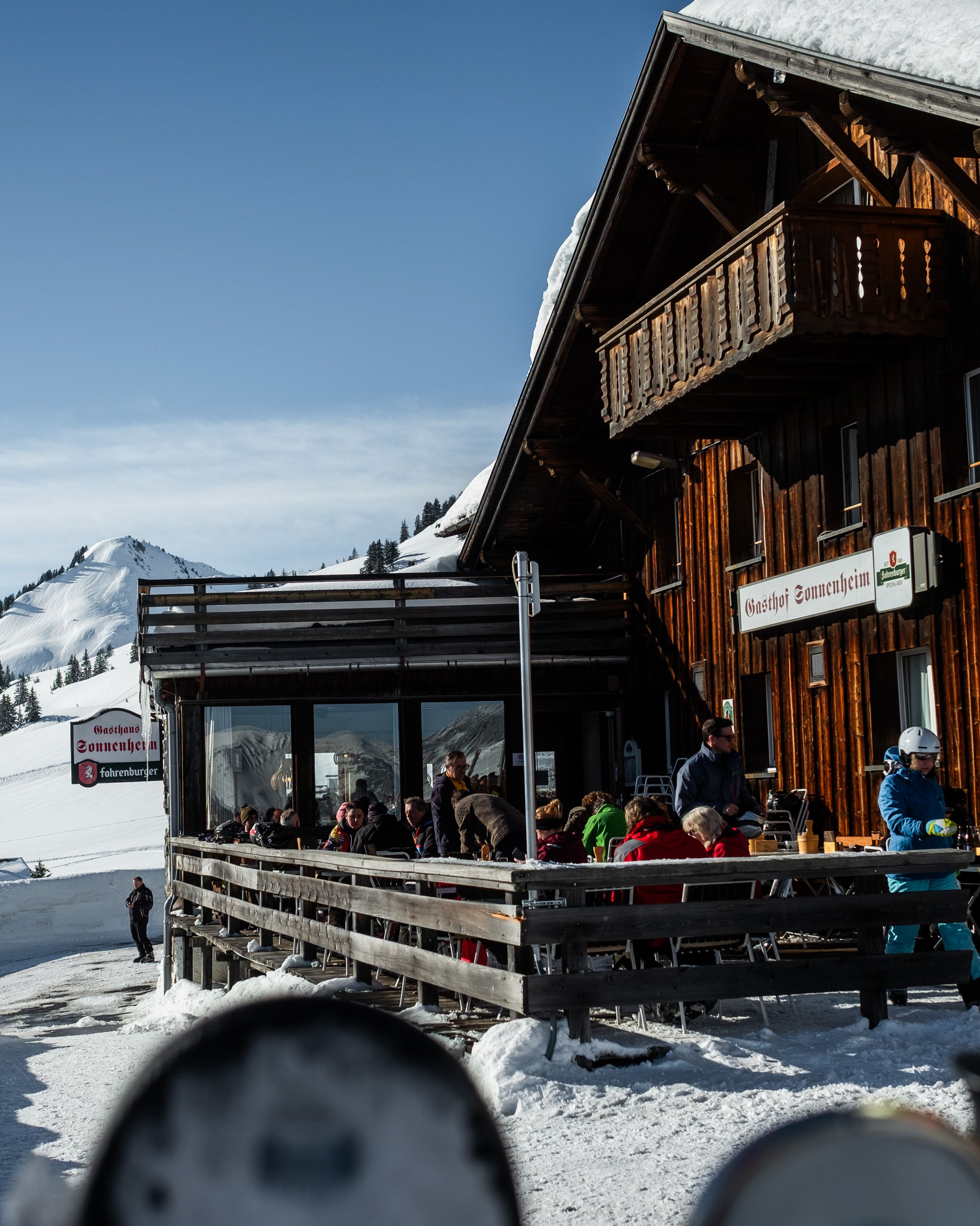 Bergblick aus Hotelzimmer – Interior-Aufnahme für touristische Markenbildung