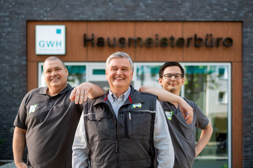 Employer Branding Kampagne: Authentische Mitarbeiterfotos - coole Hausmeistertruppe