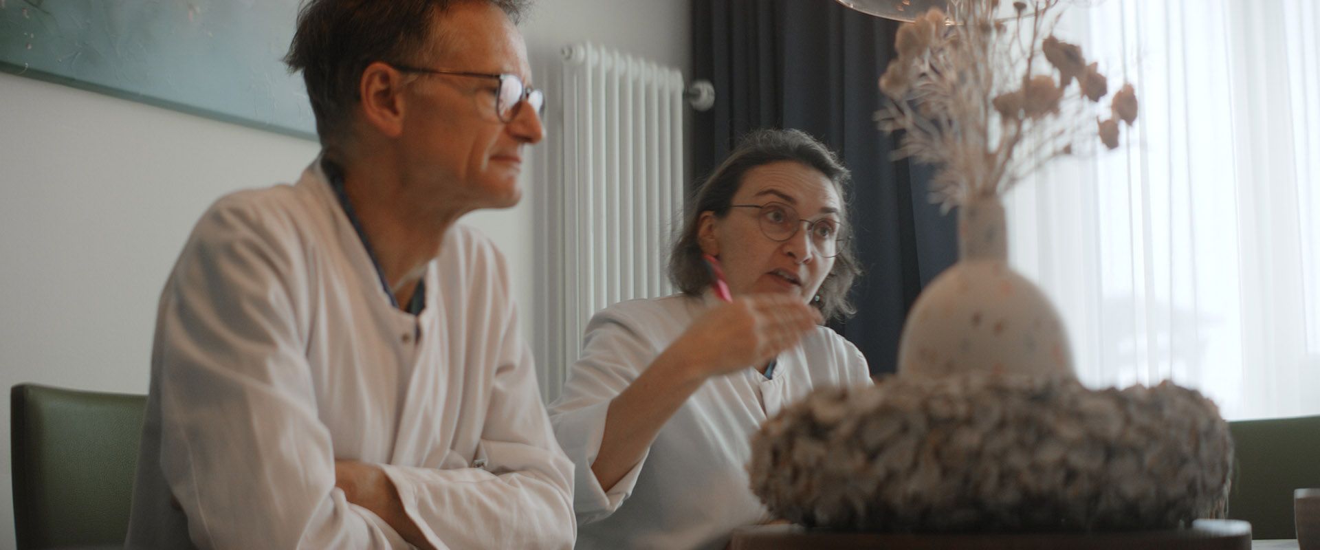 Ärtze bei Besprechung am Morgen während einer Filmproduktion Palliativstation