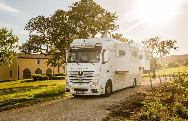 Filmproduktion in Saint tropez - Werbe- und Imagefotografie mit Magellano Motorhomes Luxus wohnmobil steht vor Weingut.