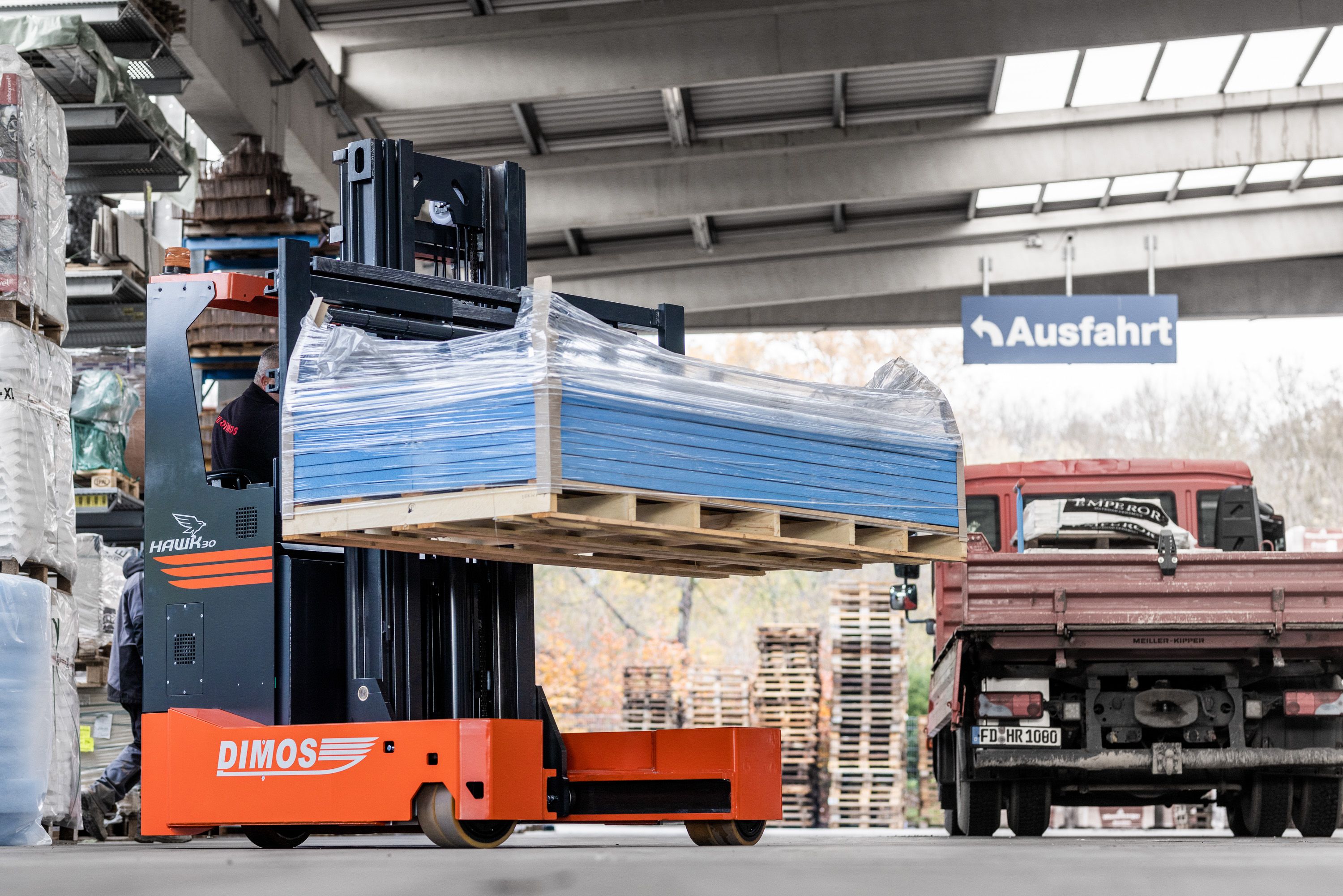 Dimos Stapler beim präzisen Holzhandling von Langgut – Industriefotografie im Einsatz für Holzlogistik.