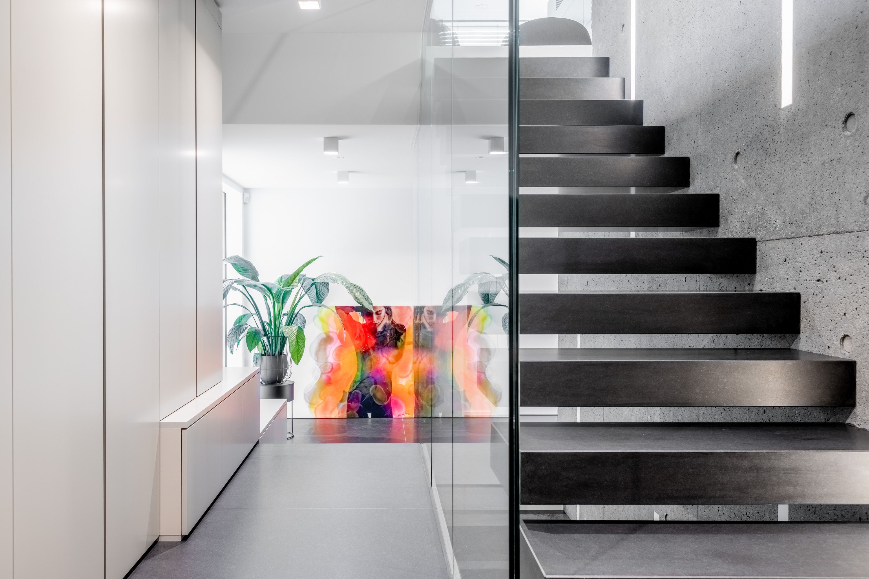 Treppenhaus mit Design-Elementen, Kunst und Pflanzen – Interior-Fotografie für hochwertige Wohnräume
