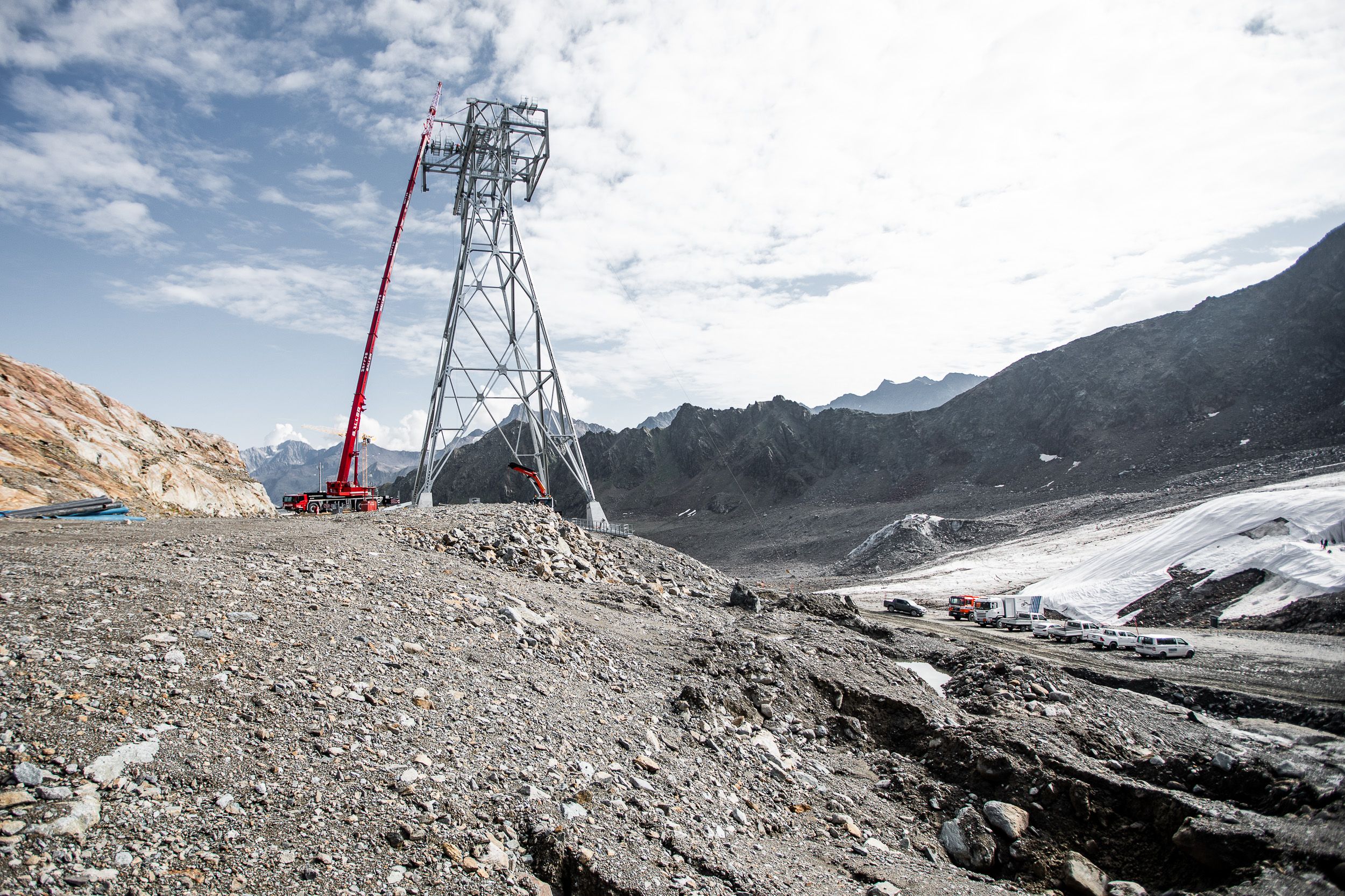 Kran mit Liftmaßt beim Aufbau von Kransaller