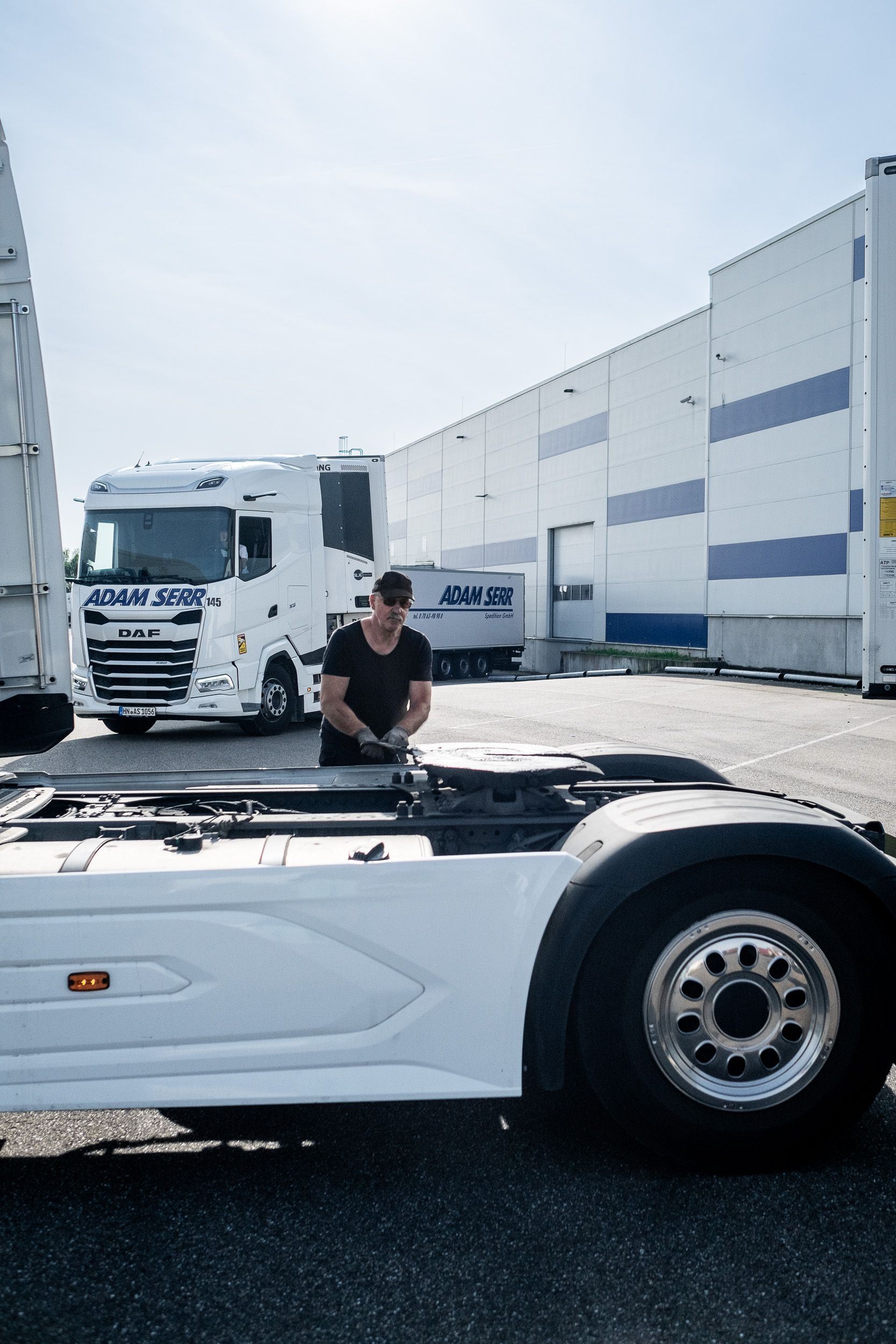 Adam Serr Fahrer bei Service & Wartung am DAF Truck – Logistik Contentproduktion