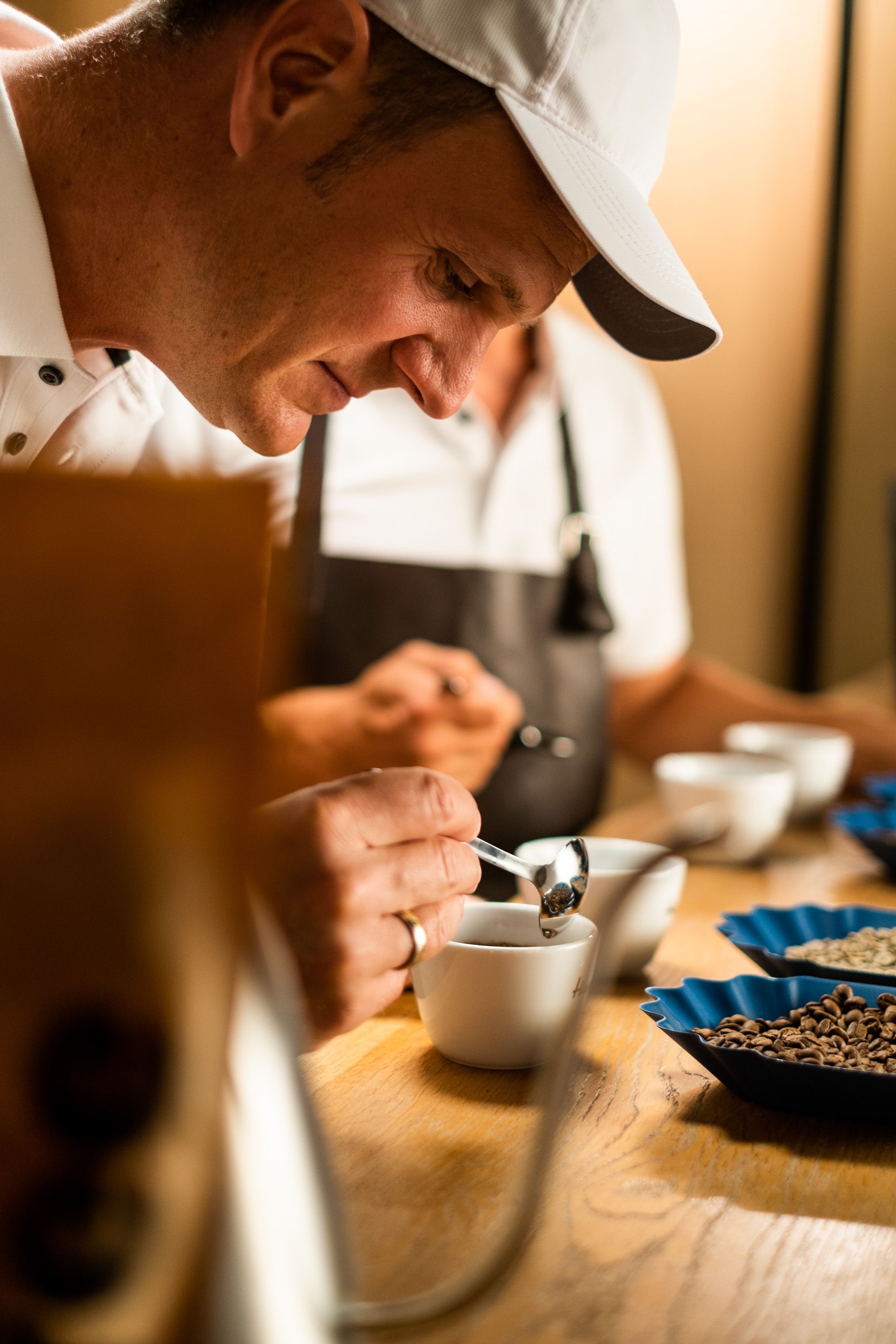 Bäckermeister probiert den Kaffee vom Röstermeister Imageaufnahme für Bäckerei Happ in Fulda zur Kaffeekampagne