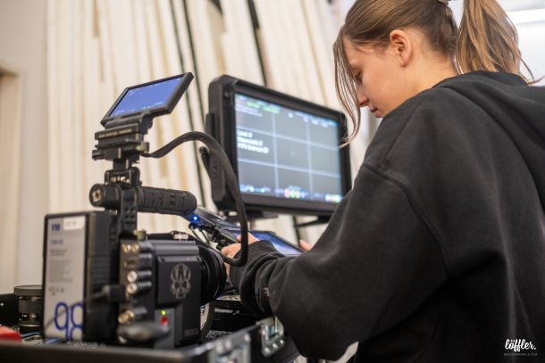 Am set mit monitor und Red Scarlet für Filmdreh mit Löffler in Hamburg 