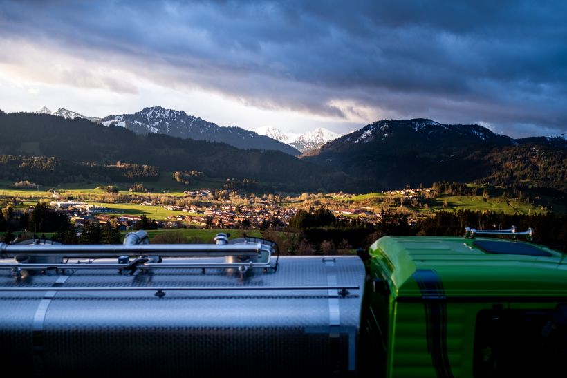 Werbeshooting für Fahrzeughersteller MAN im Allgäu - Dach von einem TGX im Hintergrund Berge und das Allgäu