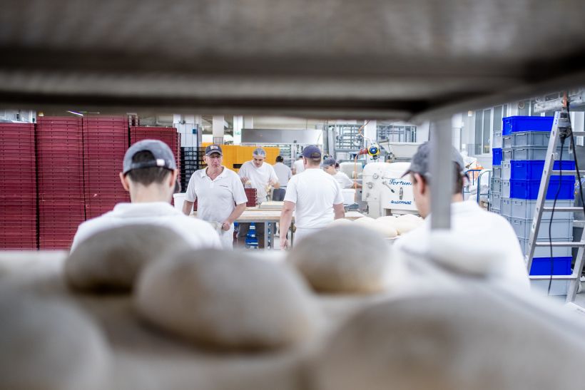 Echte Fotos bei der Bäckerei Happ in der Backstube - Fotoreportage für Bäcker und Handwerk - viele Personen und Bäcker sind am Arbeiten in der nacht.