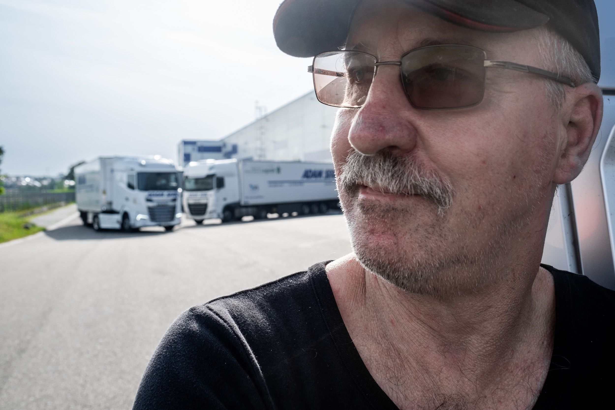 Architekturfotografie - Außenanlage mit Lamellendächern, Pool im Wintergarten 