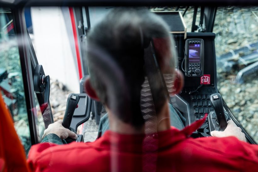 Contentproduktion für Kranhersteller - Einsatzbericht - Kranfahrer sitzt im Cockpit und bedient sein Terminal.