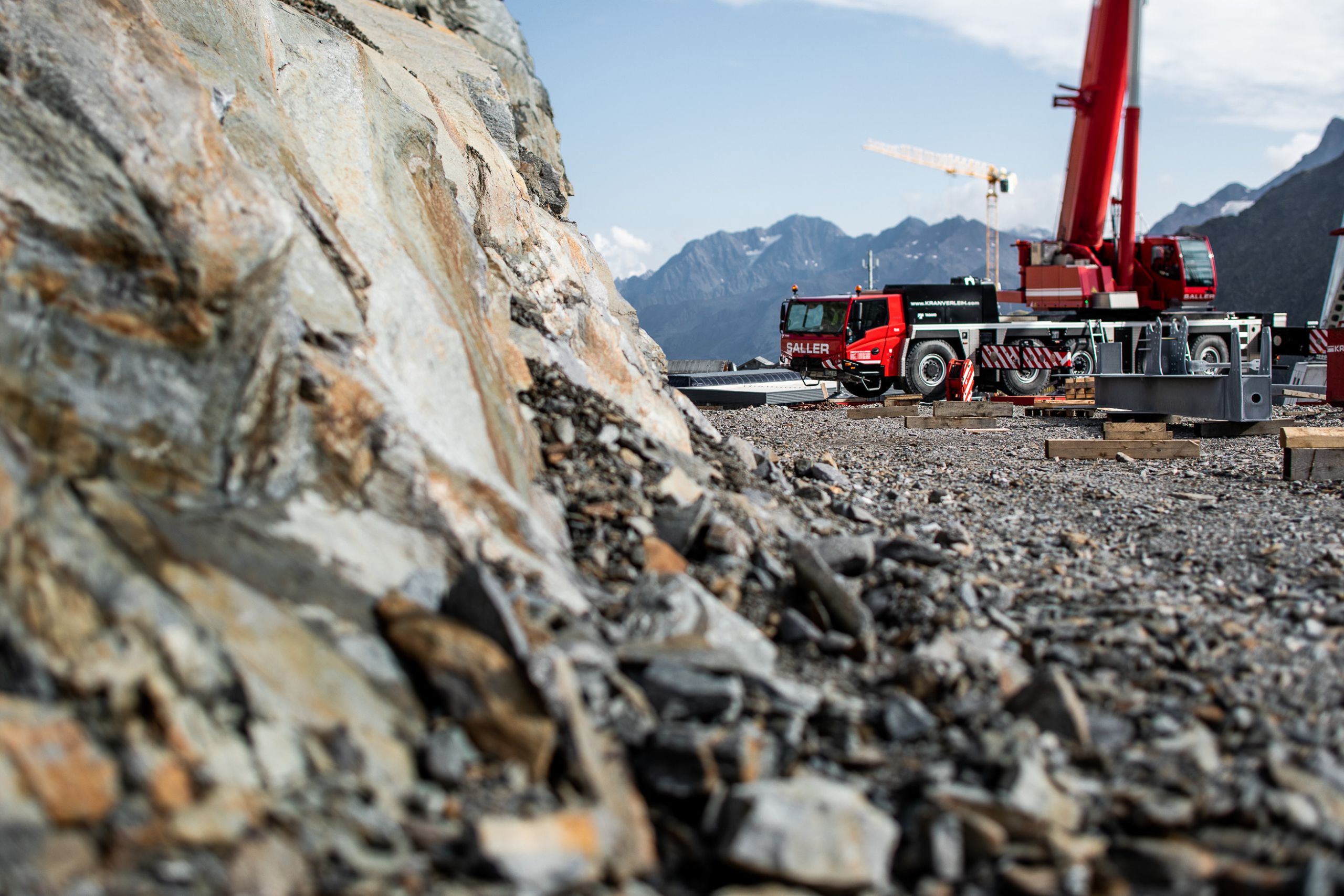Kreative Einsatz Reportage eines Krans am Kaunertaler Gletscher - Kran am Boden auf Steinen direkt am Gletscher.