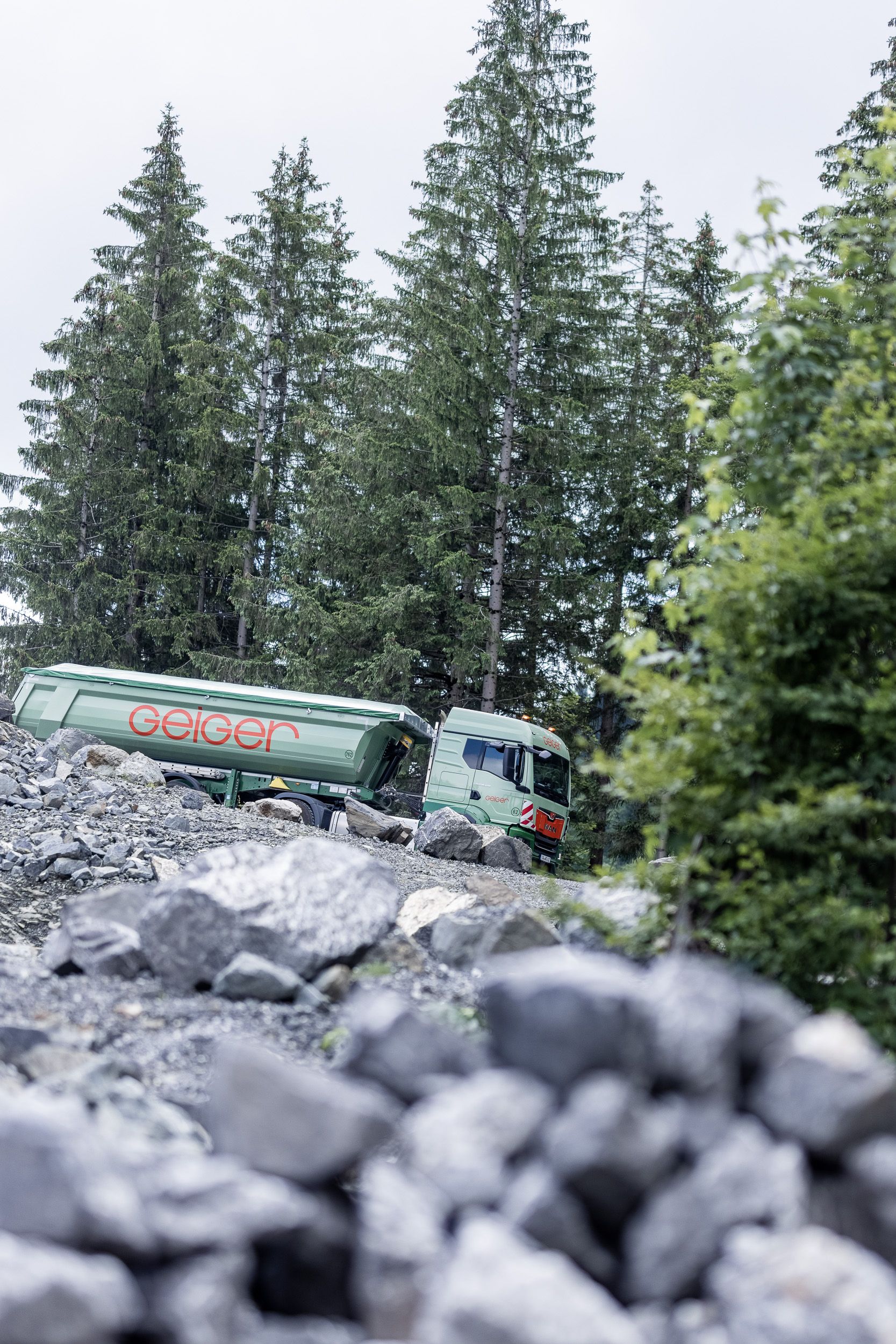 Experten für Social Media Content für Maschinenbau und Nutzfahrzeughersteller - MAN Truck im Steinbruch fährt Berg ab.