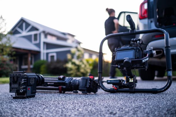 Filmequipment liegt bei Contentproduktion in Pferdeklinik in den USA