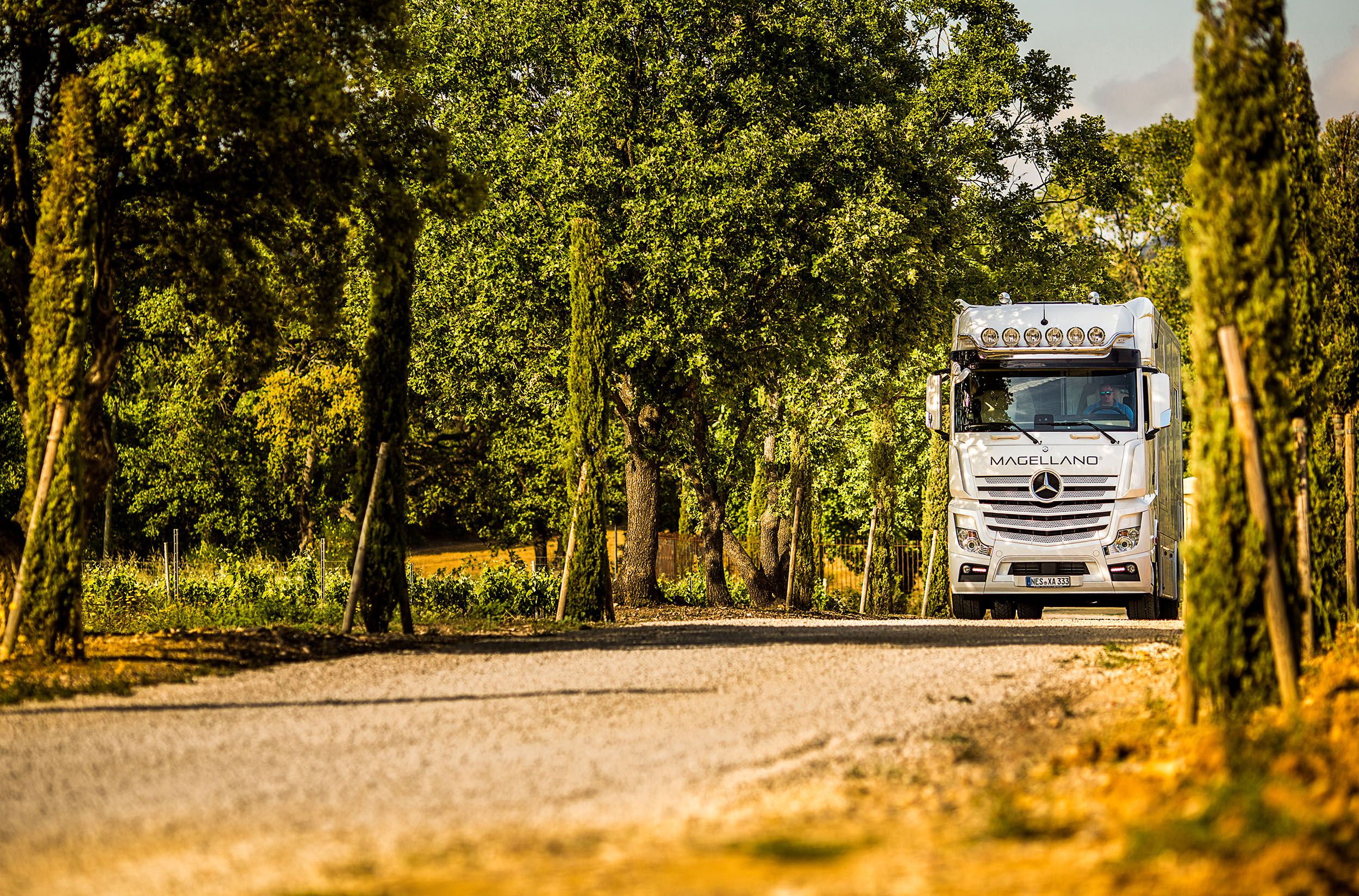 Ausfahrt am Weingut in Frankreich - Werbefotoshooting in den Weinbergen mit Reisemobil