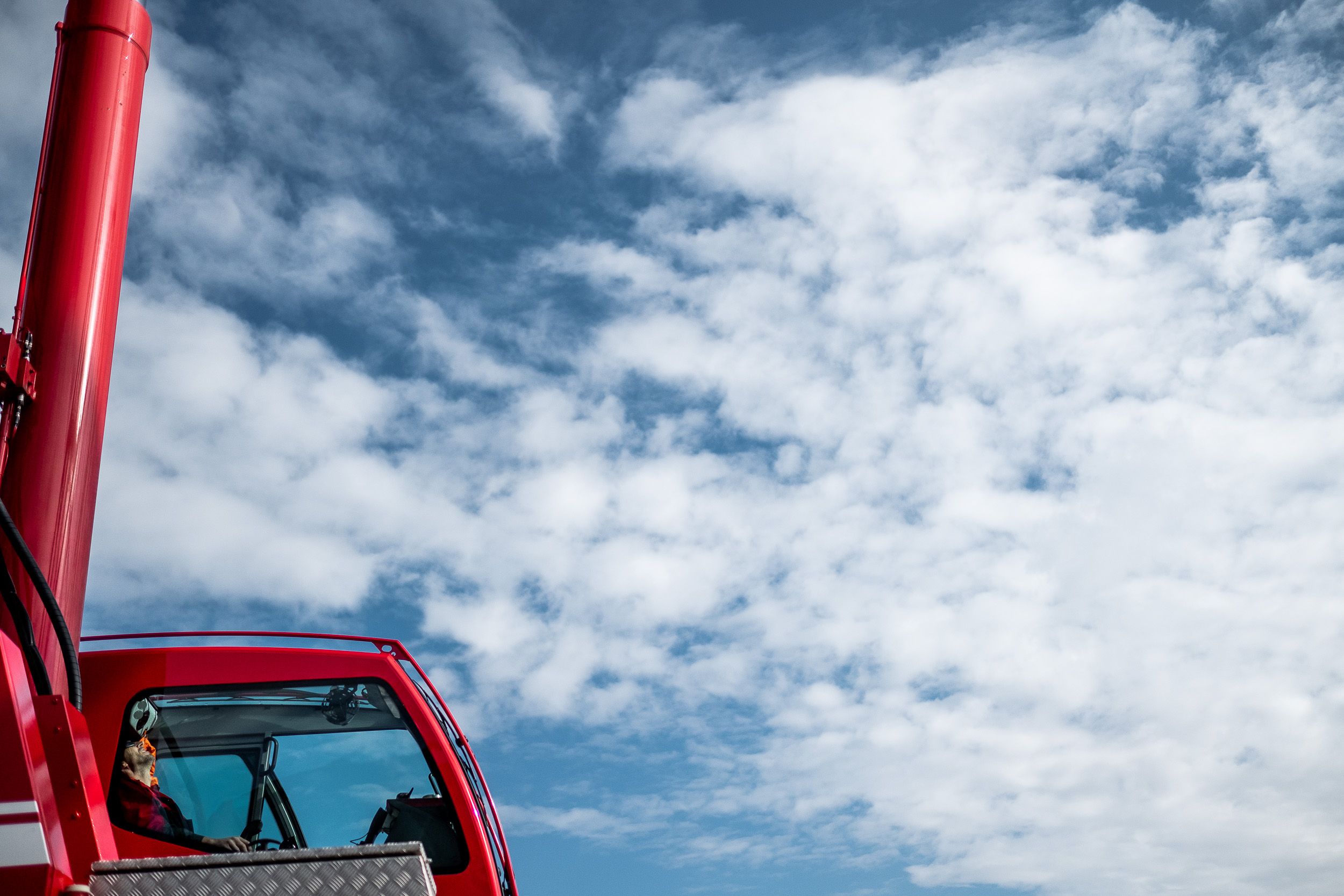 Kabine vom Tadano Kran mit blauem Himmel.