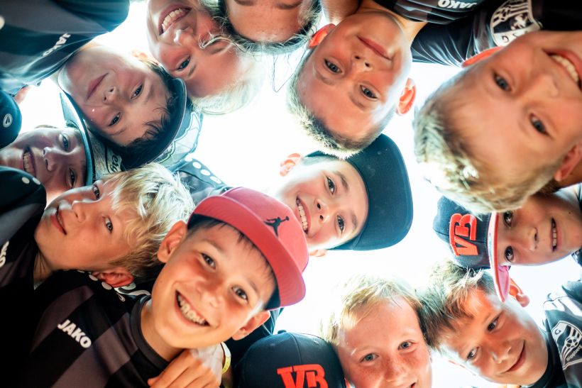 Jamal Musiala Foundation Kinder schauen in Kamera – Markenidentität und Storytelling durch Eventbilder