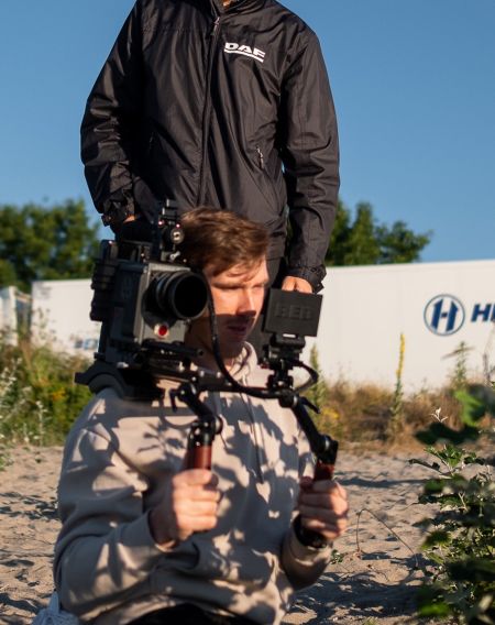 Paul Kubina mit Red Scarlet Kamera im Löffler Team unterwegs