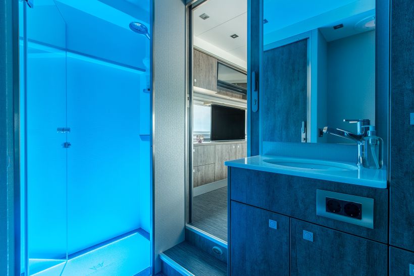 Werbefotografie für Bäder - in Magellano Luxus Wohnmobil - Blau beleuchtetes Bad und vollwertiges Waschbecken.