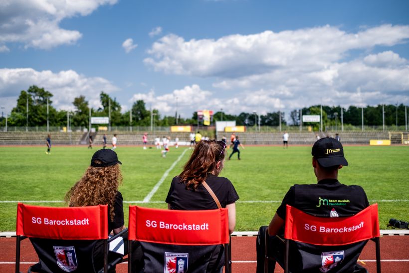 SG Barockstadt Fulda im Stadion mit Jamal Musiala & Caroline Musiala bei Fotoproduktion