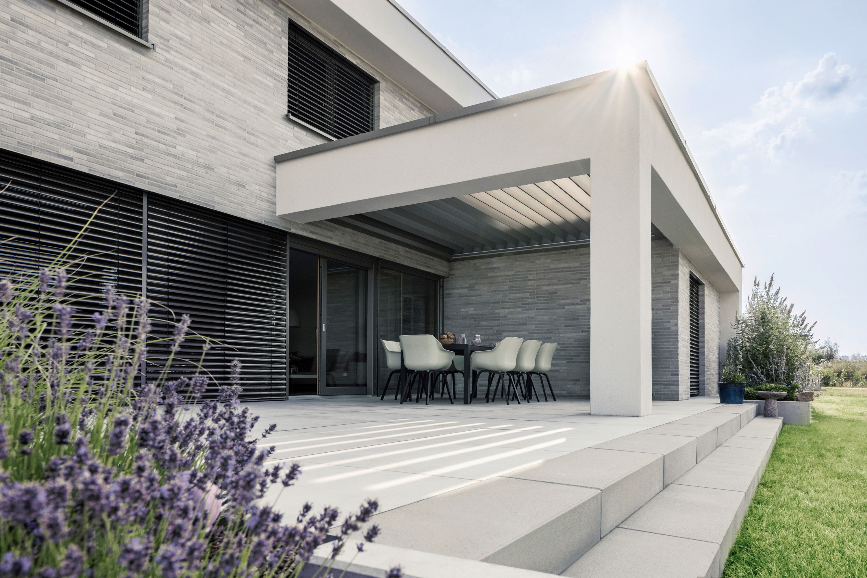 Exklusive Architekturfotografie von Gebäuden, Wohnhäusern und Immobilien - Gartenanlage mit Terasse für Warema