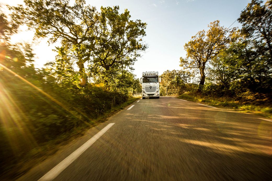 Rolling Shot von LKW - Magellano Wohnmobil auf Reisen - Imagefotografie in der Cote d azur mit Car Rig zwischen Bäumen