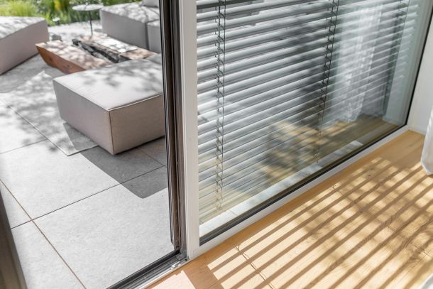 Immobilien und Architektur fotzograf für Influencer und Unternehmen Rosemarie Thiedmann Sonne im Wonzimmer für Warema