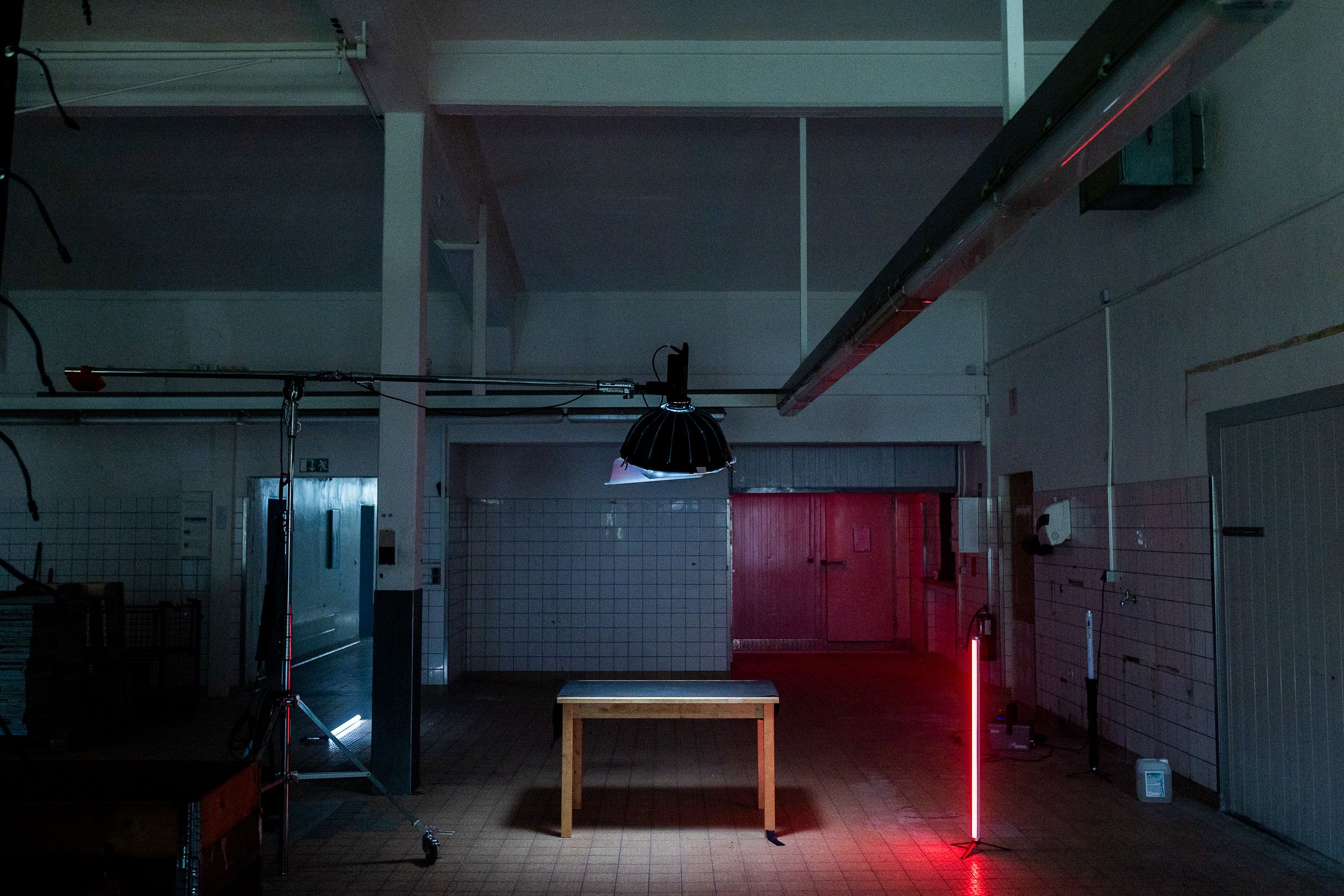 Filmproduktion making of in einer Lagerhalle. Lichtsetup mit Astera Titan Tube