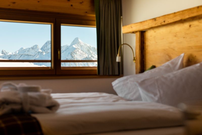 Blick aus dem Hotelzimmer auf die Berge in den Alpen - Werbefotografie für Hotels