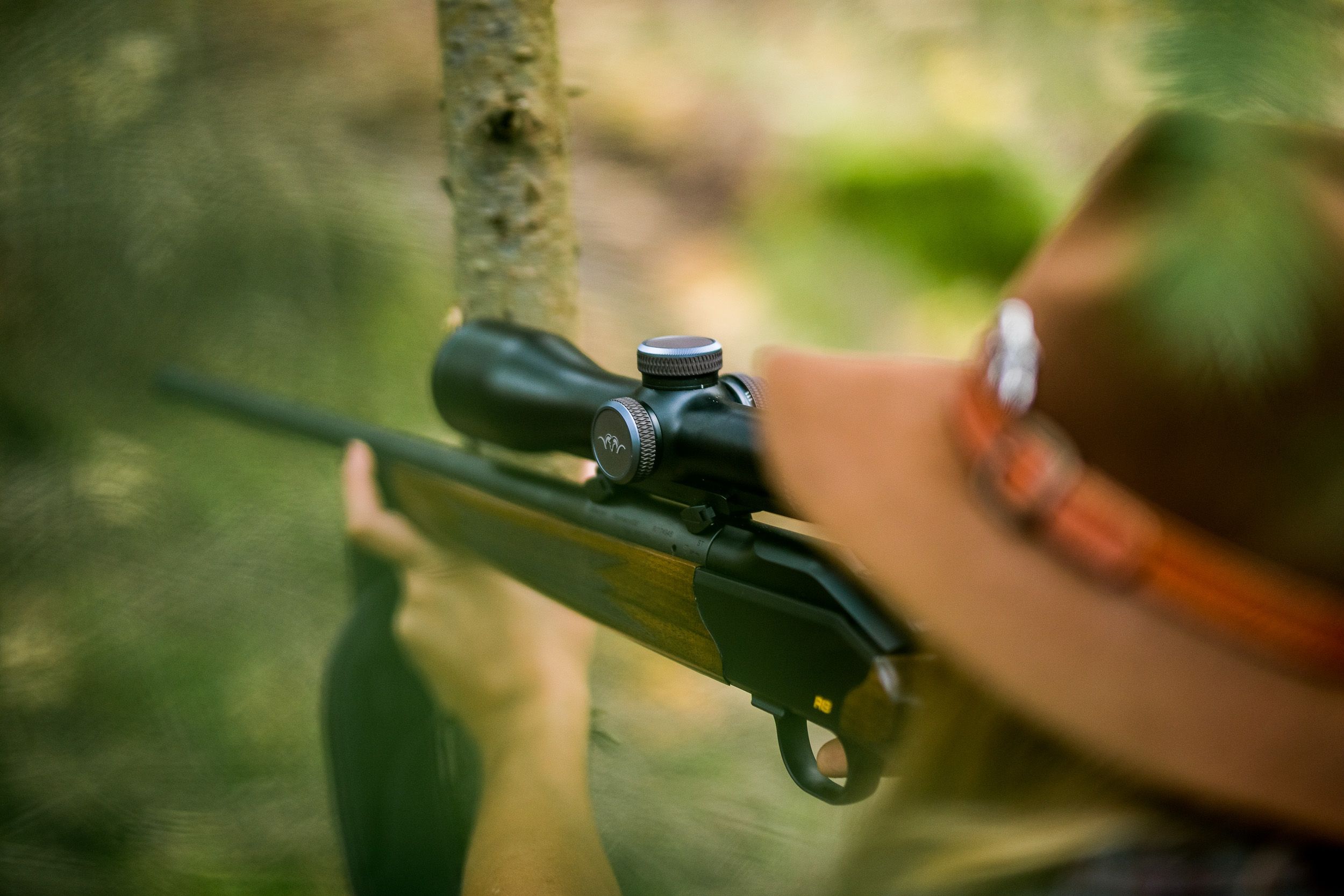 Lisa Müller im Wald - Jagdkönigin unterwegs mit Löffler Photography & Film für Blaser