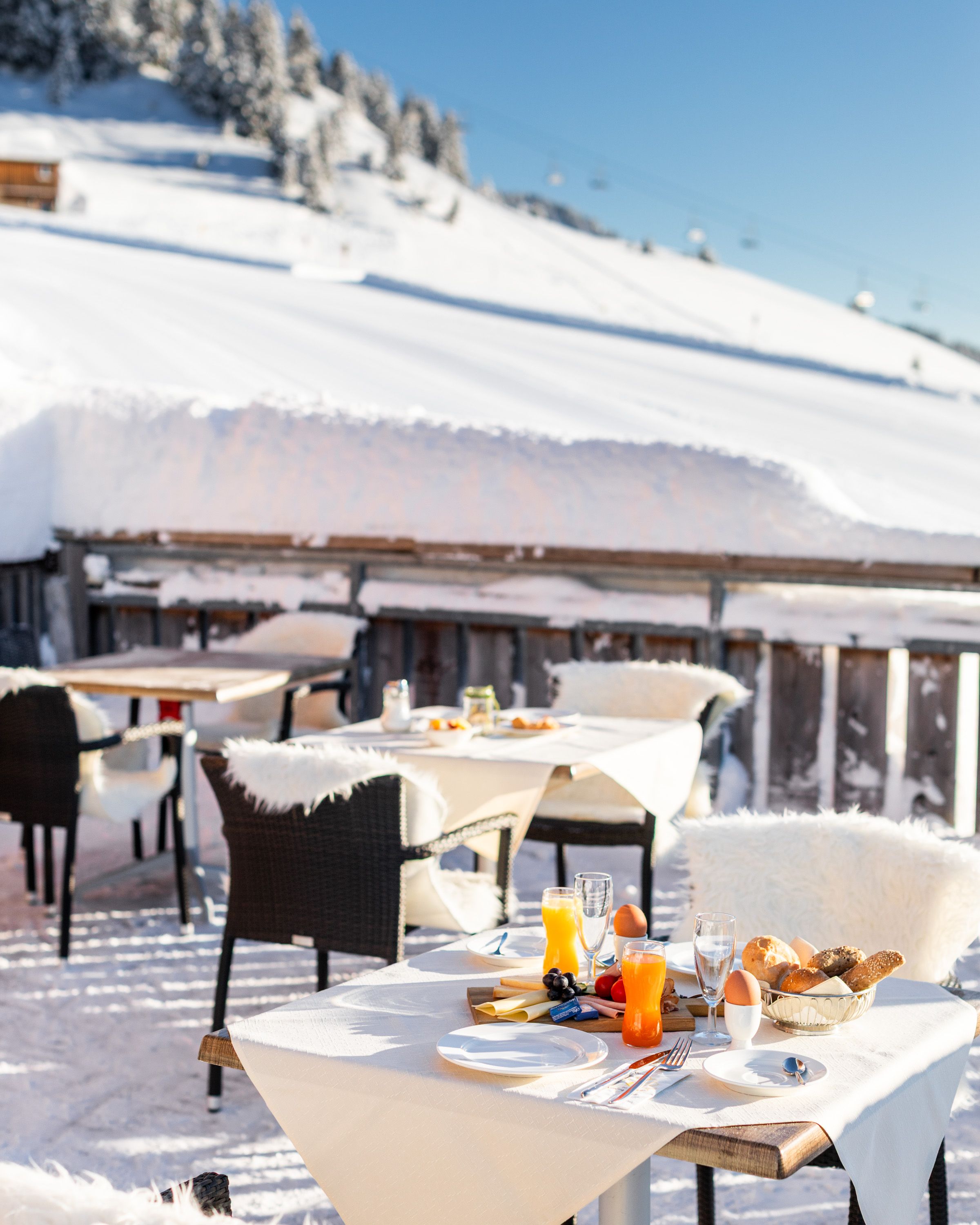 Frühstück auf Hotellterrasse im Schnee – Social-Media-Content für Hotels