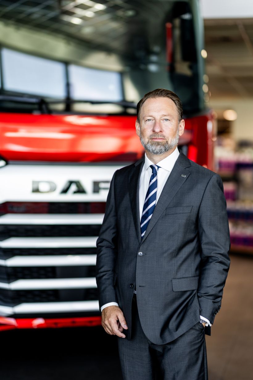 CEO Portrait Christoph Fitz an einem DAF Truck am Standort Frankfurt