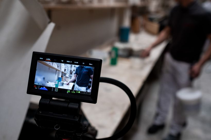Blick in die Kamera bei Making of für Fuldaer Unternehmen Werner Gruppe - Red Kamera bei Imagefilmproduktion