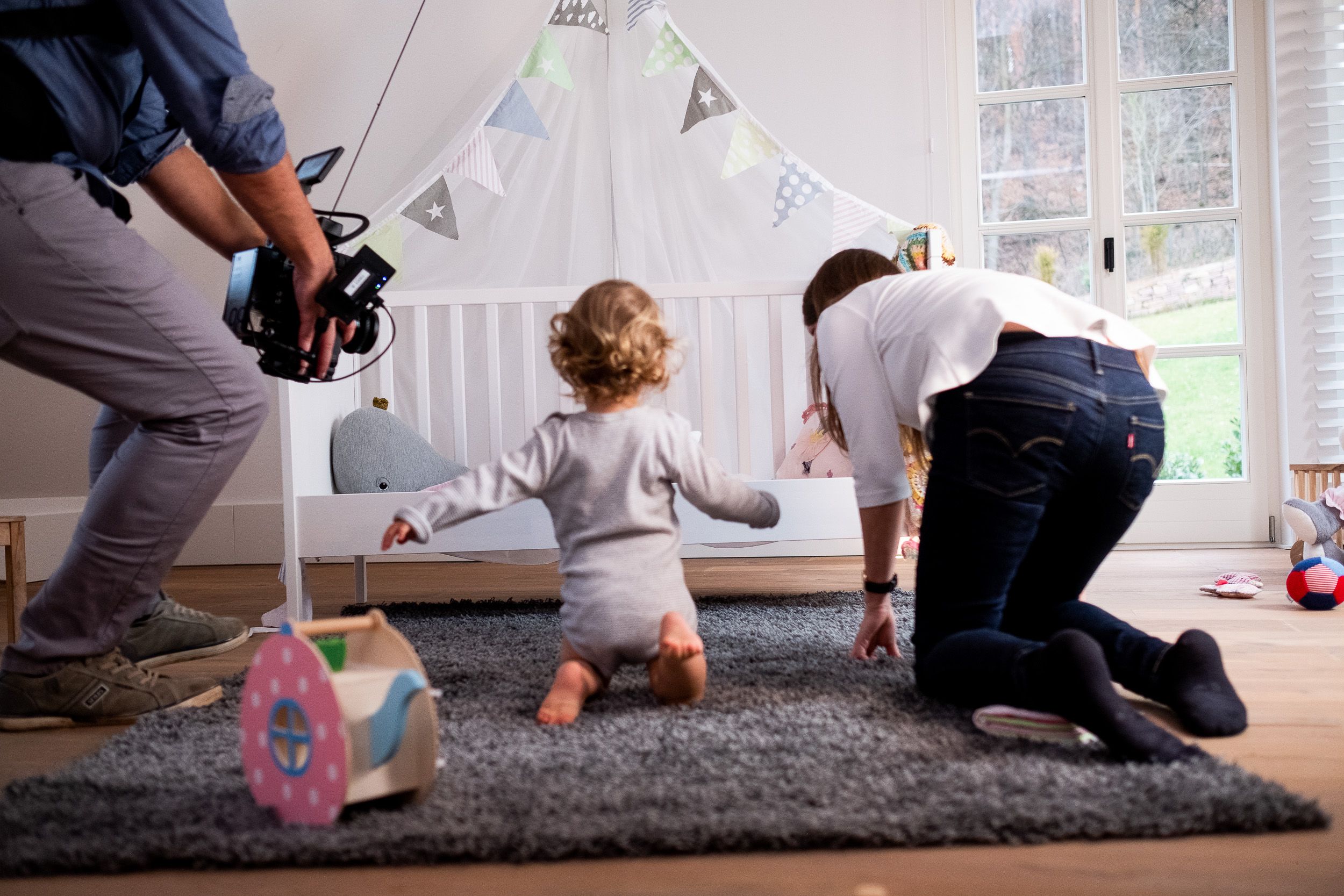 Contentproduktion für Kinderspielzeug von Sterntaler - Kameramann filmt Baby mit Mutter