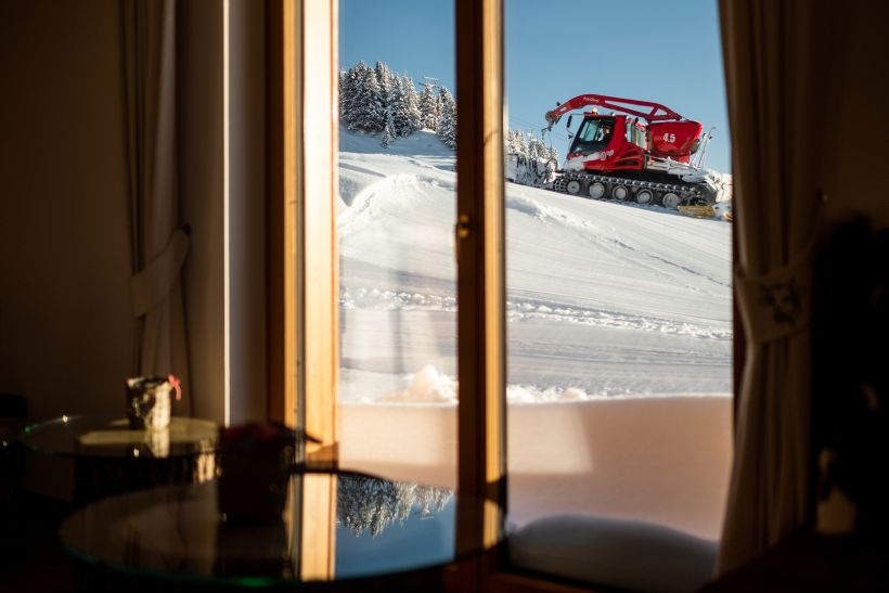 Pistenbully ist aus Hotelfenster zu sehen - Social Media Contentproduktion