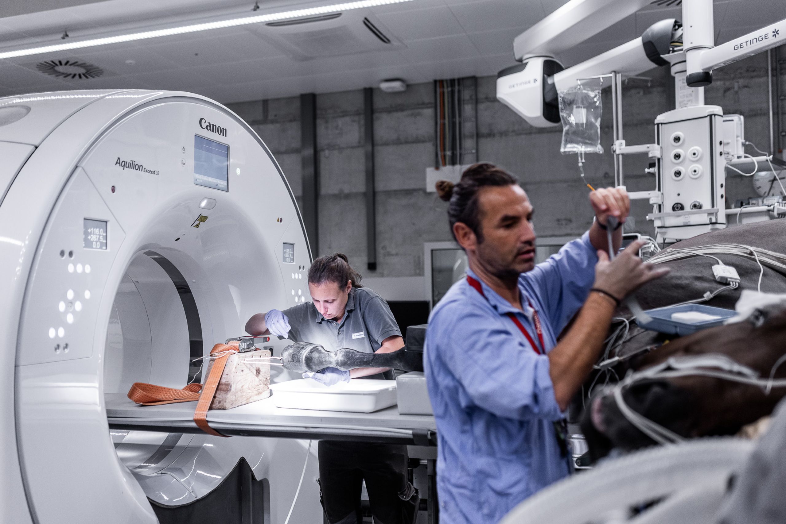 Filmproduktion Schweiz - Zurich Universität - im CT mit Qalibra und Mitarbeitern bei einer OP Tiermedizin