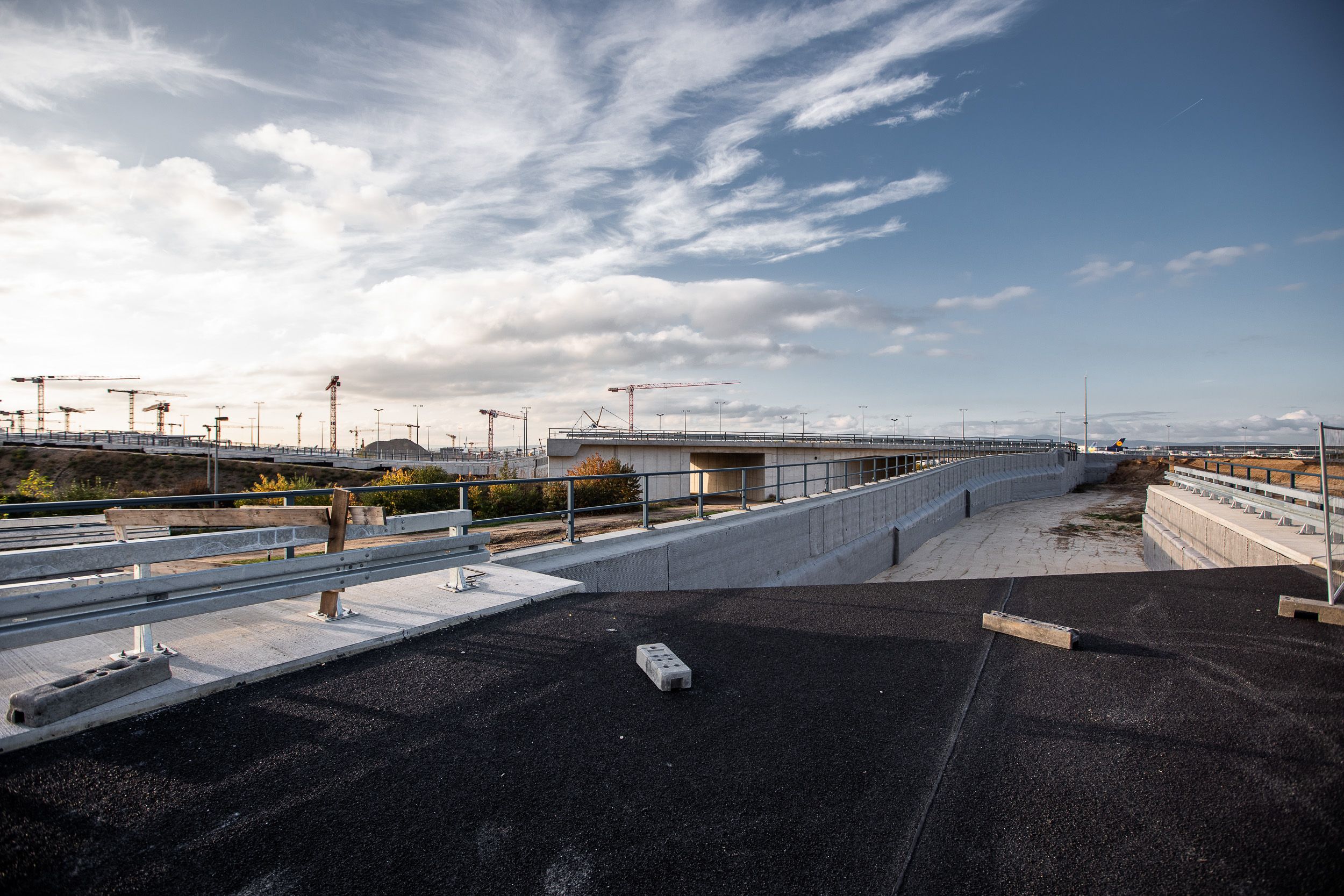 Baustellenfotografie Terminal 3 Frankfurt – Brücke mit Kranen und Skyline im Hintergrund