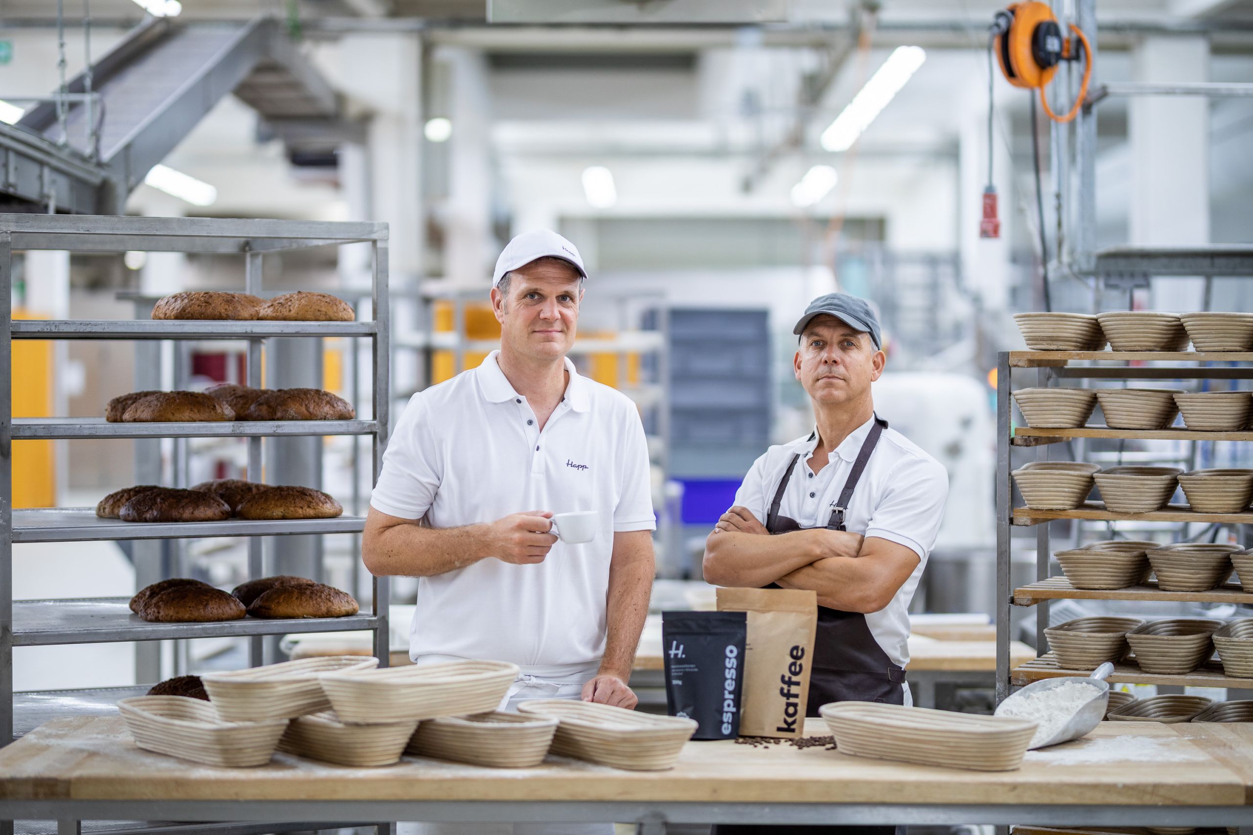 Werbefotografie für Food, Bäckerei und Rösterei - Brand, Social Media & Image - Aufnahme in der Bäckerei mit Bäckermeister, und Röstermeister.