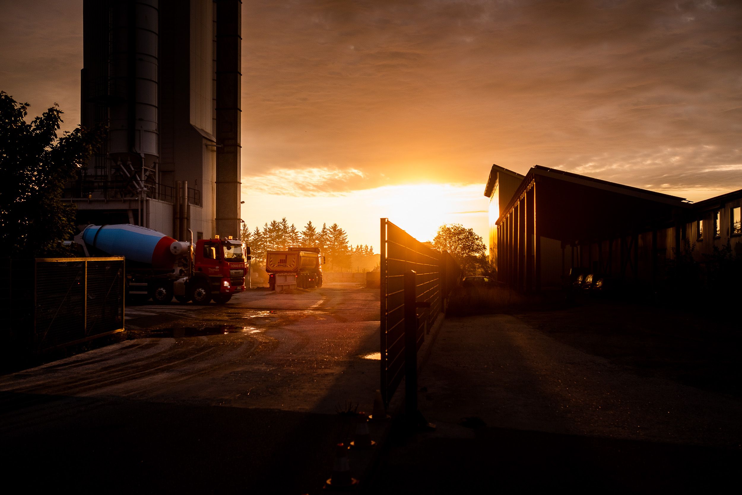 Daf Truck startet in den Tag fotografiert am Morgen von Werbefotografen in Kiel